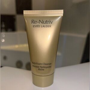 Estée Lauder Re-Nutriv rich foam cleanser
